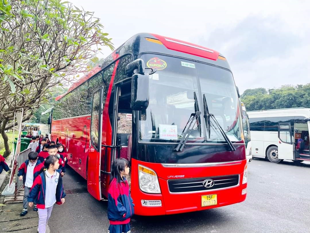 cho thuê xe du lịch Hyundai Universe màu đỏ 47 chỗ