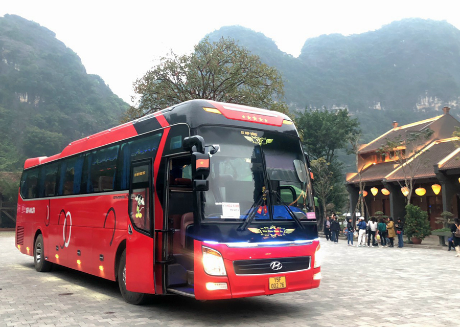 cho thuê xe du lịch Hyundai Universe màu đỏ 47 chỗ mới