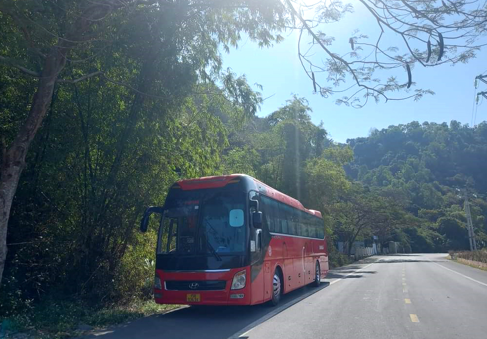 xe du lịch Hyundai Universe màu đỏ 47 chỗ mới