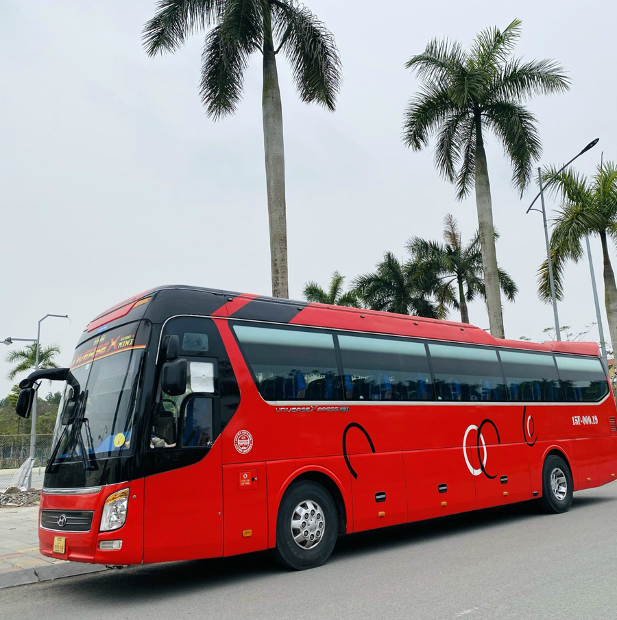 xe du lịch Hyundai Universe màu đỏ 47 