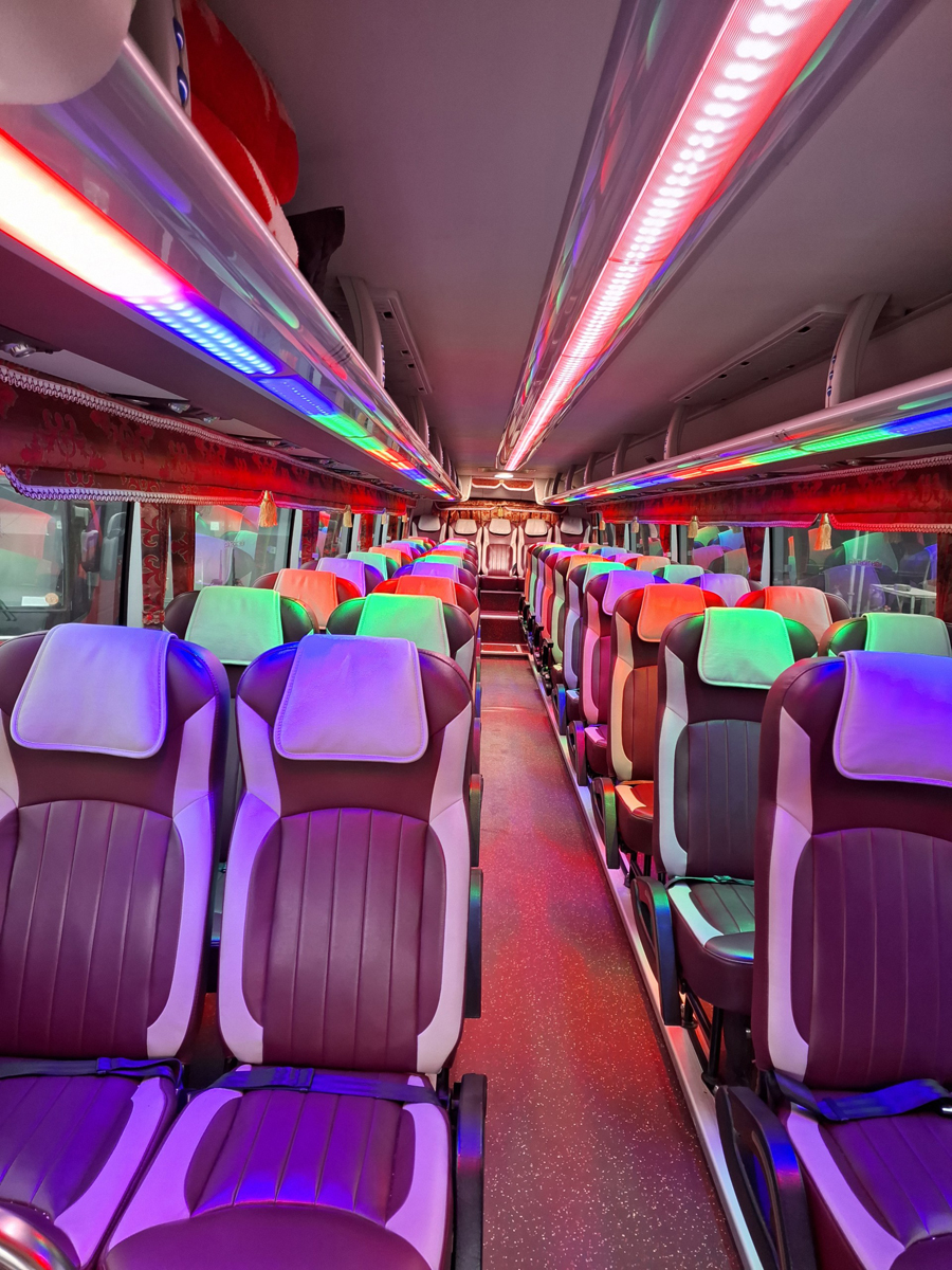 cho thuê xe  Hyundai Universe 47 chỗ màu đỏ