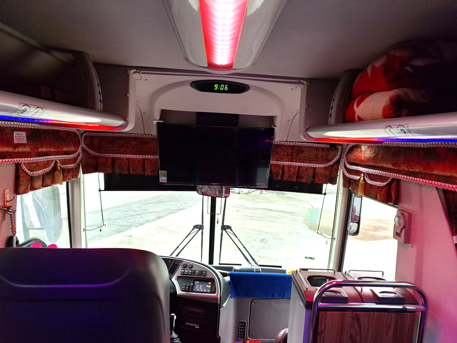 cho thuê xe  Hyundai Universe 47 chỗ màu đỏ