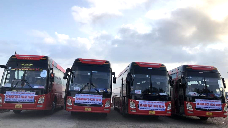 cho thuê xe du lịch Hyundai Universe màu đỏ 47 chỗ