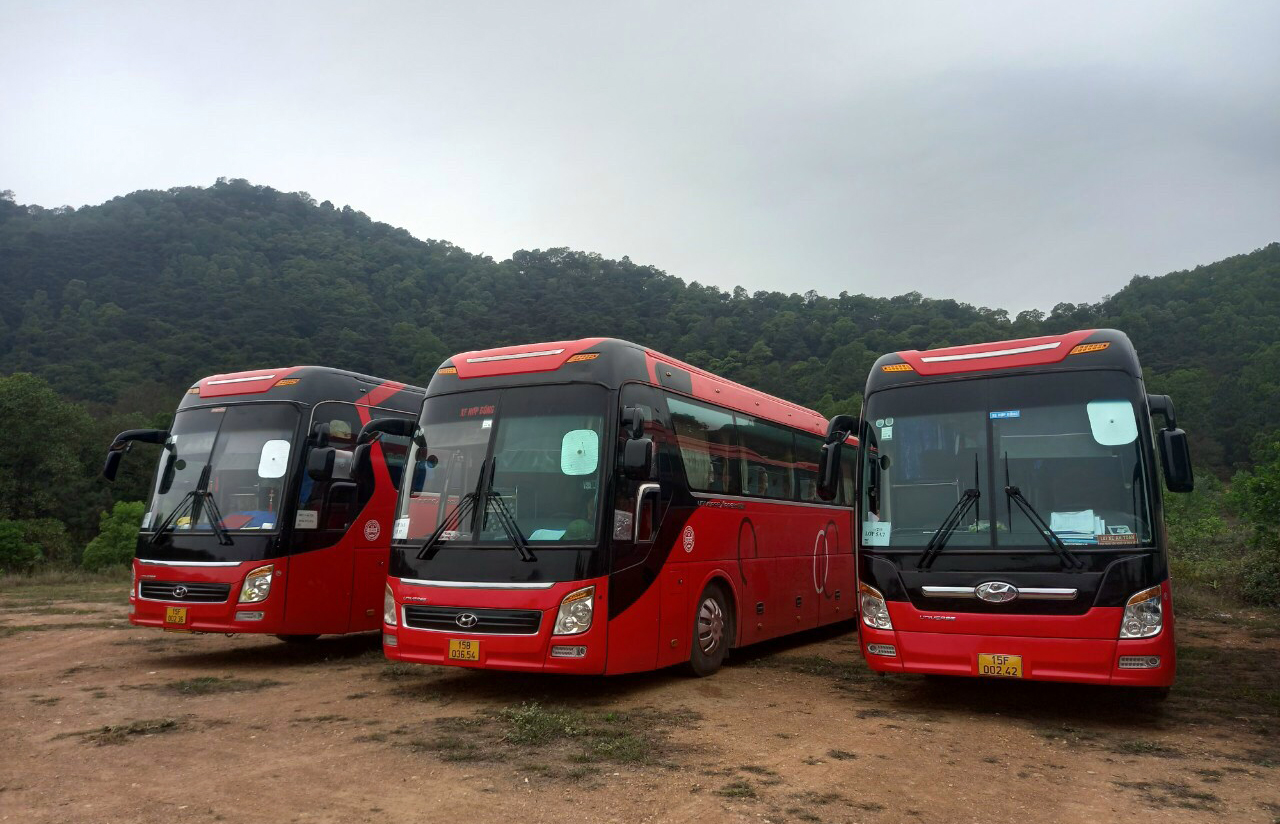 cho thuê xe du lịch Hyundai Universe màu đỏ 47 chỗ đẹp