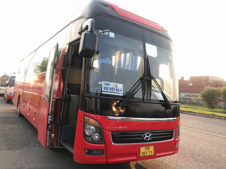 cho thuê xe  Hyundai Universe 47 chỗ màu đỏ