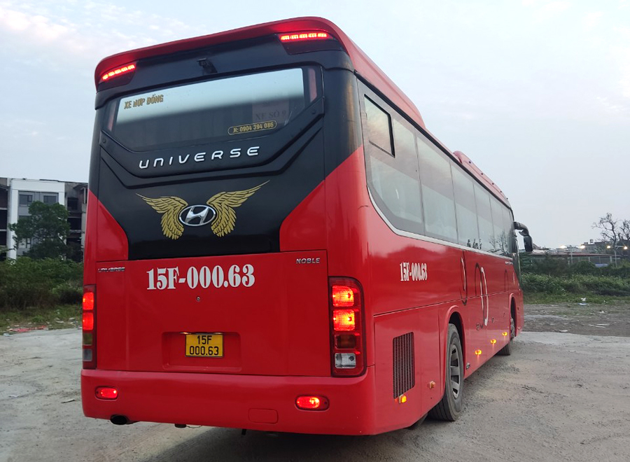 cho thuê xe  Hyundai Universe 47 chỗ màu đỏ