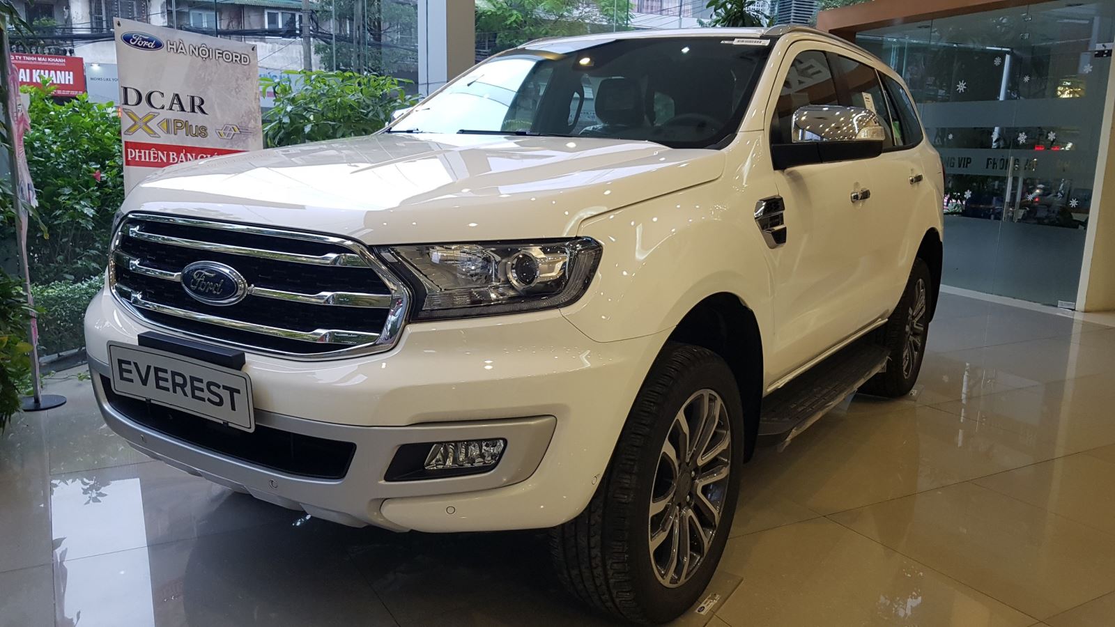 Ford Everest 2019 được giảm giá mạnh, trong khi bản 2020 ưu đãi ít hơn