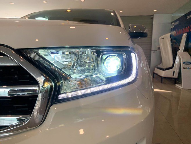 Ford Everest 2.0 Titanium AT 1 cầu 2020 có thiết kế đèn mới so với 2019