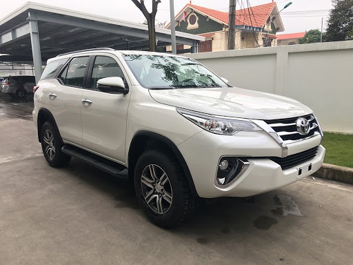 Giá niêm yết của 2 mẫu xe đang được hưởng ưu đãi của Toyota lần lượt là 1,096 tỷ đồng và 1,033 tỷ đồng