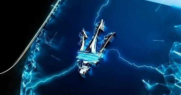 thiết kế Levante Hybrid với logo Maserati xanh cùng các tia điện xung quanh