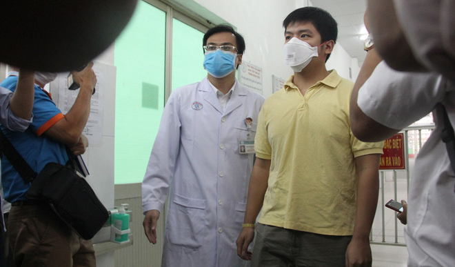 Ảnh: Bệnh nhân nhiễm virus Corona vui mừng khi được xuất viện, cảm ơn các bác sĩ Việt Nam đã tận tình cứu chữa - Ảnh 2. Ảnh: Bệnh nhân nhiễm virus Corona vui mừng khi được xuất viện, cảm ơn các bác sĩ Việt Nam đã tận tình cứu chữa - Ảnh 2.