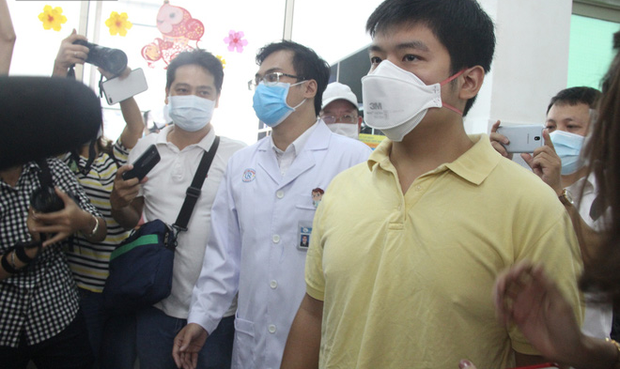 Ảnh: Bệnh nhân nhiễm virus Corona vui mừng khi được xuất viện, cảm ơn các bác sĩ Việt Nam đã tận tình cứu chữa - Ảnh 4. Ảnh: Bệnh nhân nhiễm virus Corona vui mừng khi được xuất viện, cảm ơn các bác sĩ Việt Nam đã tận tình cứu chữa - Ảnh 4.