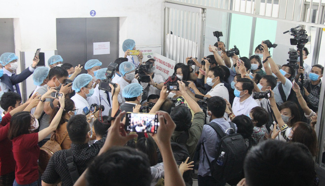 Ảnh: Bệnh nhân nhiễm virus Corona vui mừng khi được xuất viện, cảm ơn các bác sĩ Việt Nam đã tận tình cứu chữa - Ảnh 5. Ảnh: Bệnh nhân nhiễm virus Corona vui mừng khi được xuất viện, cảm ơn các bác sĩ Việt Nam đã tận tình cứu chữa - Ảnh 5.