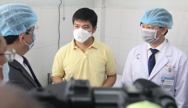 Ảnh: Bệnh nh&#226;n nhiễm virus Corona vui mừng khi được xuất viện, cảm ơn c&#225;c b&#225;c sĩ Việt Nam đ&#227; tận t&#236;nh cứu chữa - Ảnh 8.