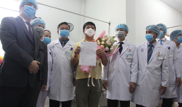 Ảnh: Bệnh nhân nhiễm virus Corona vui mừng khi được xuất viện, cảm ơn các bác sĩ Việt Nam đã tận tình cứu chữa - Ảnh 10.