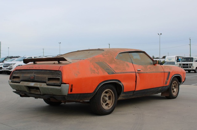 Xe đồng nát bị bỏ hoang 32 năm bỗng bán được giá kỷ lục - 7