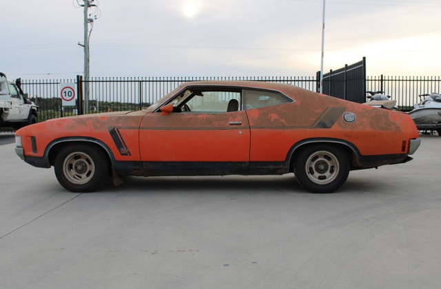 Xe đồng nát bị bỏ hoang 32 năm bỗng bán được giá kỷ lục - 14