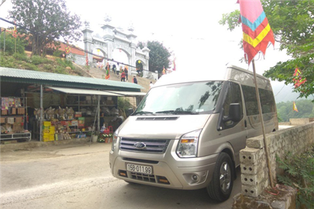 Xe đưa khách đi tham quan du lịch