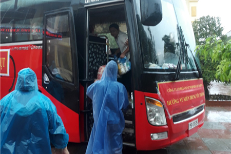 Xe du lịch Kuroba cùng đoàn từ thiện - Hướng về miền Trung thân yêu