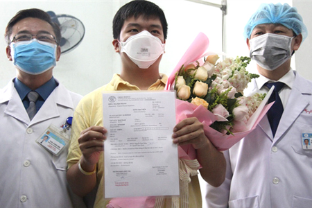 Bệnh nhân nhiễm virus Corona vui mừng khi được xuất viện, cảm ơn các bác sĩ Việt Nam đã tận tình cứu chữa