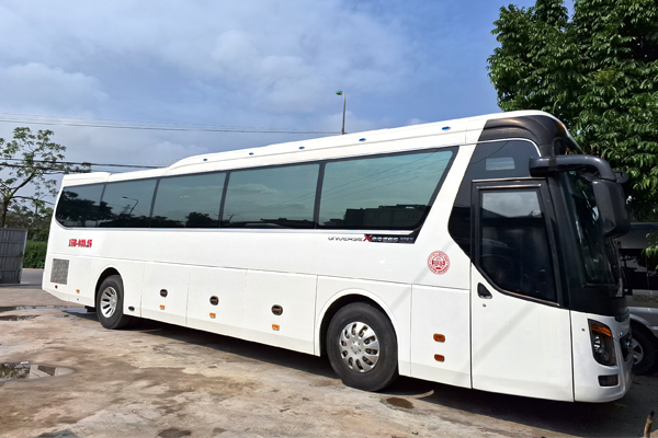 Hyundai Universe màu trắng