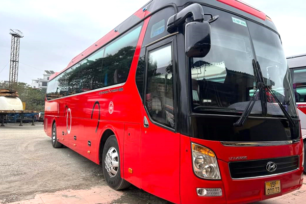 Hyundai Universe màu đỏ