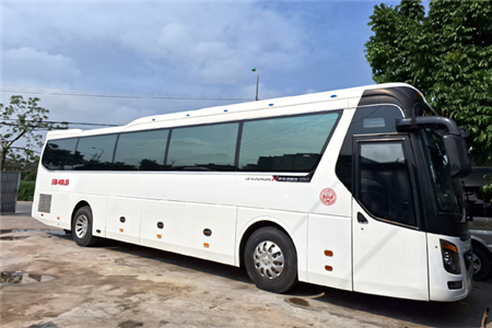 Hyundai Universe màu trắng