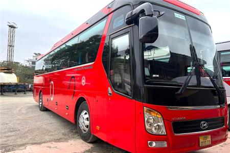 Hyundai Universe màu đỏ